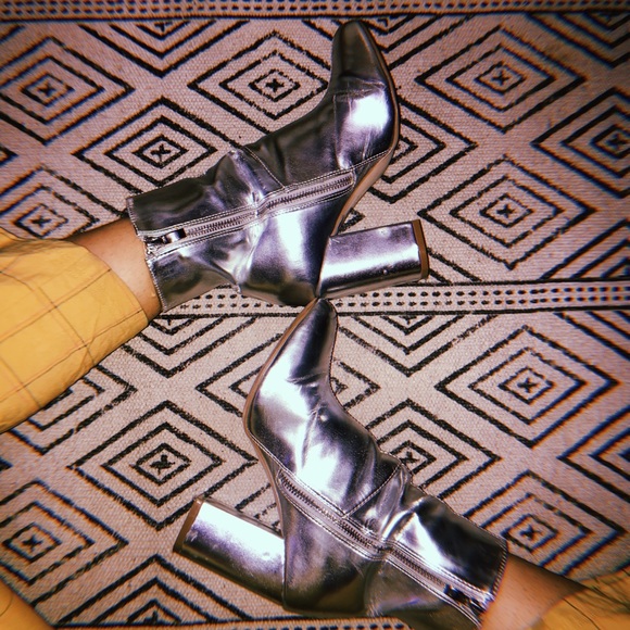 Silver Boots - Picture 4 of 4